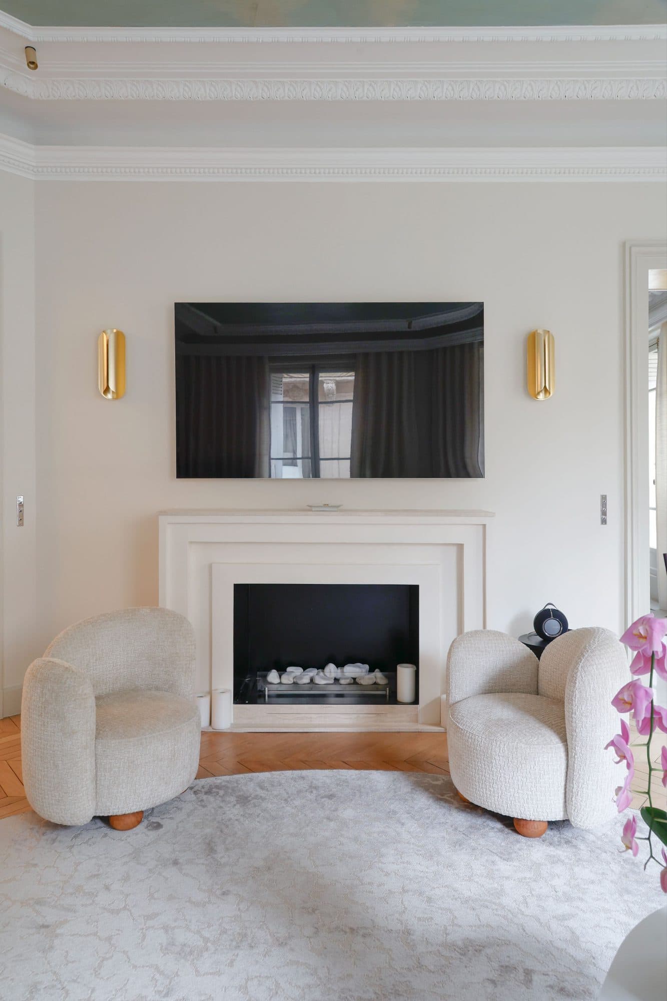 Paris XVIᵉ Arrt - Avenue Victor Hugo - Immeuble d'angle avec balcon filant — photo 8