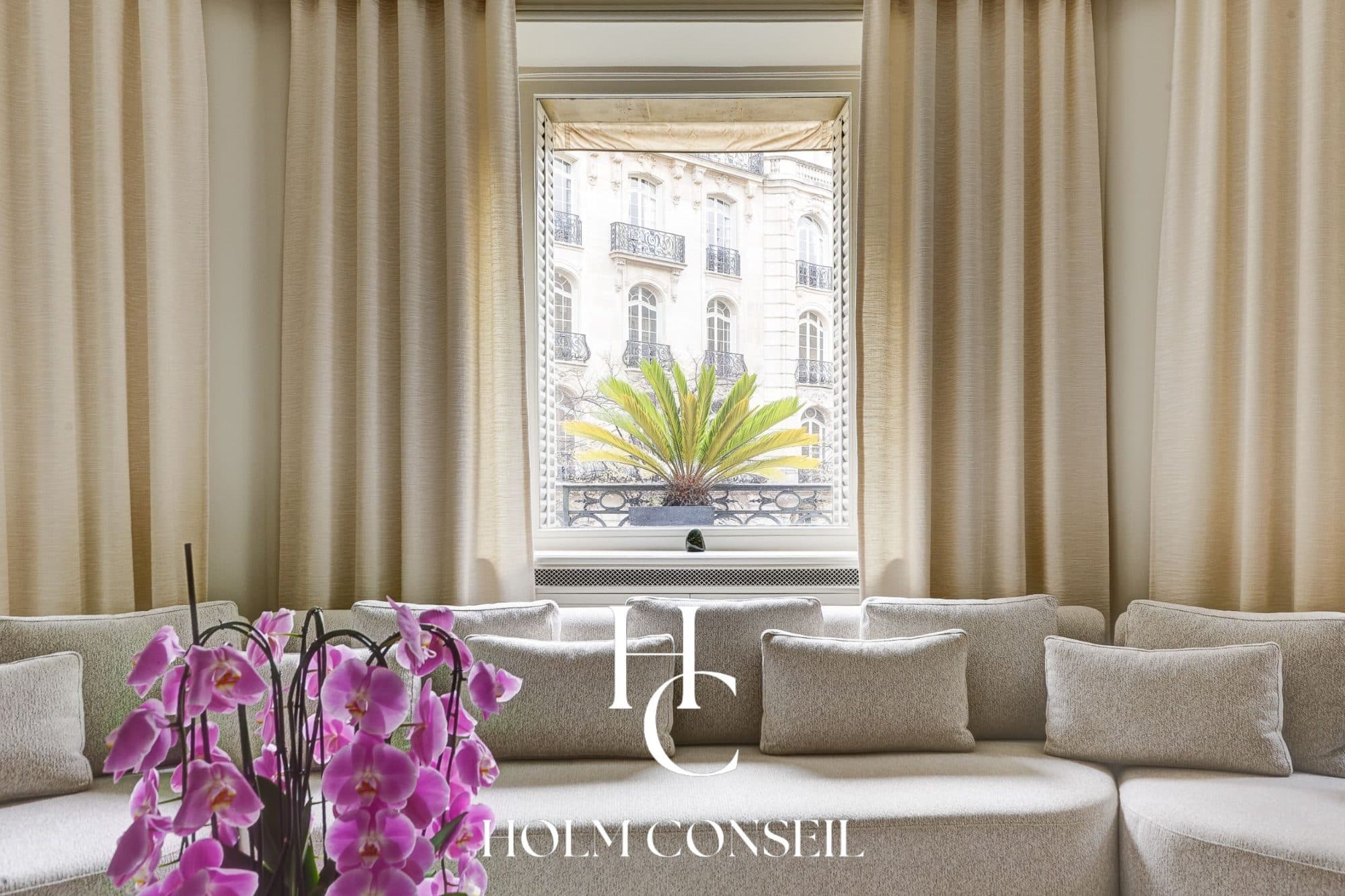Paris XVIᵉ Arrt - Avenue Victor Hugo - Immeuble d'angle avec balcon filant — photo 2